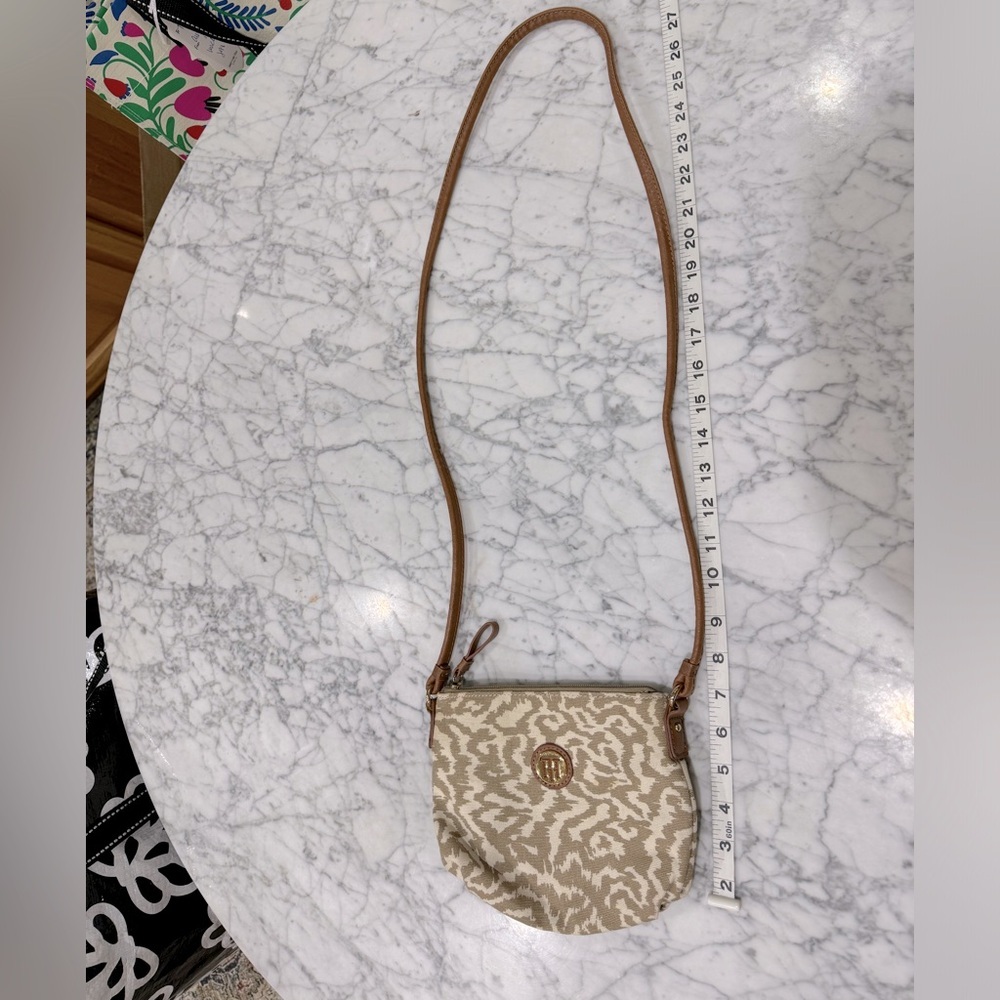 Tommy Hilfiger crossbody in tan and cream with leather strap - Picture 3 of 9